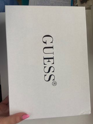 Bolso Guess Gris con Logo Dorado