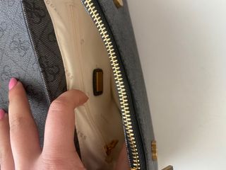 Bolso Guess Gris con Logo Dorado