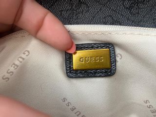 Bolso Guess Gris con Logo Dorado