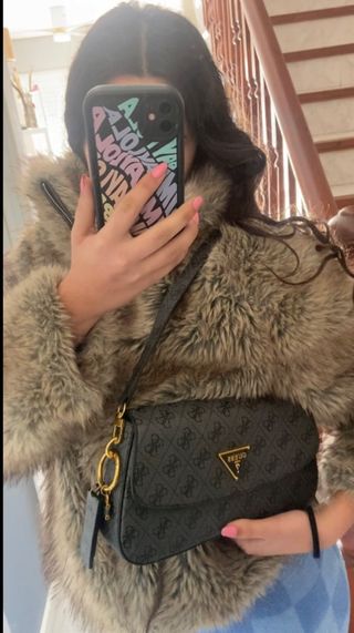 Bolso Guess Gris con Logo Dorado