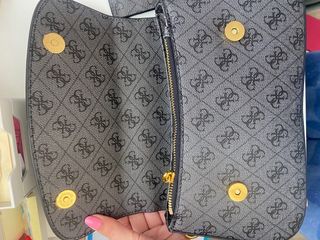 Bolso Guess Gris con Logo Dorado