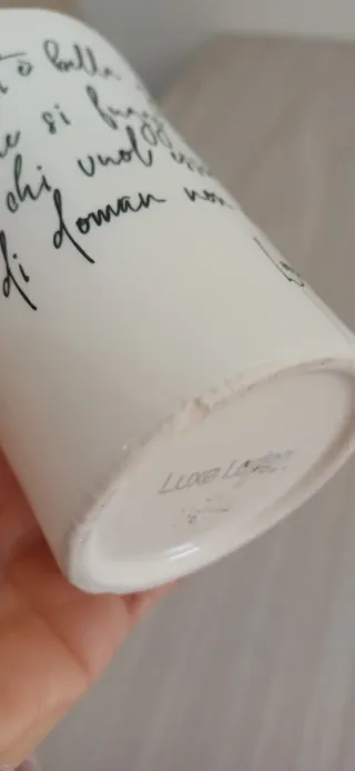 Vaso de cerámica blanco con texto