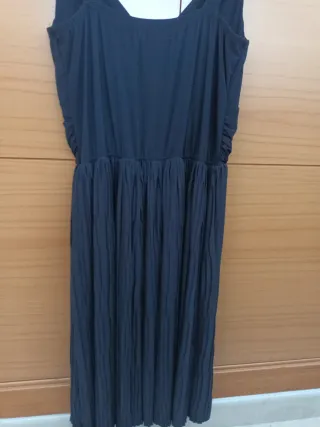 Vestido negro plisado
