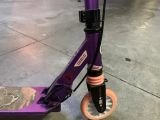 Patinete Oxelo Mid5 morado plegable