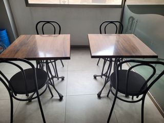 2 Tavoli e 4 Sedie in Legno e Metallo