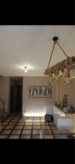 Lámpara de yute y madera