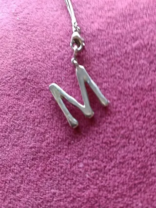 Collar de plata con letra M