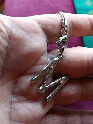 Collar de plata con letra M