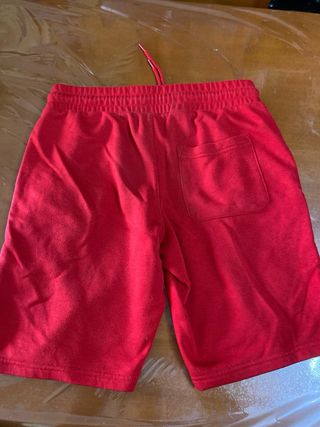 Pantalón corto deportivo rojo
