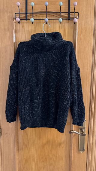 Jersey negro cuello alto con brillos plateados