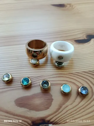 Anéis dourados e brancos em aço incluídos 7 pedras