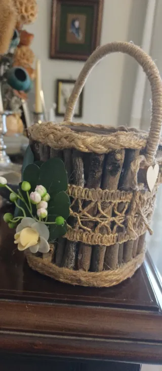 Cesta rústica madera y yute decorada