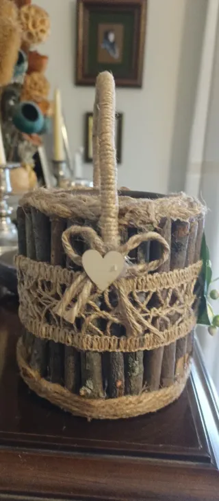 Cesta rústica madera y yute decorada