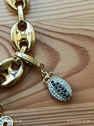 Pulseira dourada em aço com vários pendentes