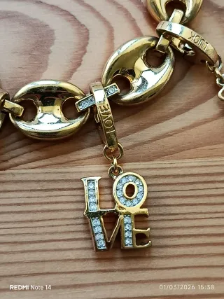 Pulseira dourada em aço com vários pendentes