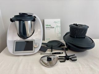 Thermomix TM6 con accesorios. Prácticamente nueva.