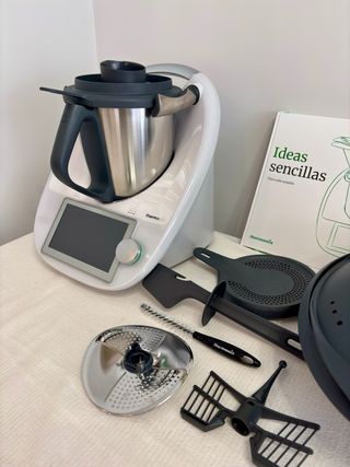 Thermomix TM6 con accesorios. Prácticamente nueva.