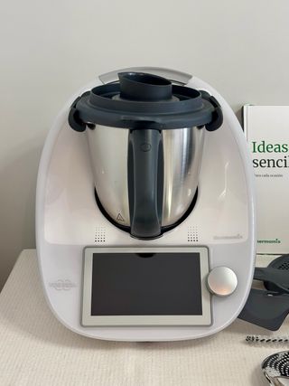 Thermomix TM6 con accesorios. Prácticamente nueva.