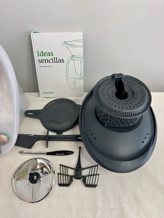 Thermomix TM6 con accesorios. Prácticamente nueva.