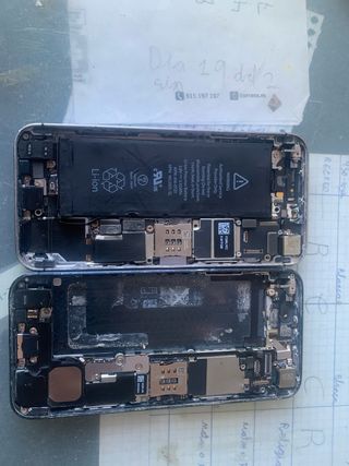 Lote di cellulari iPhone, Sony e iPod per parti