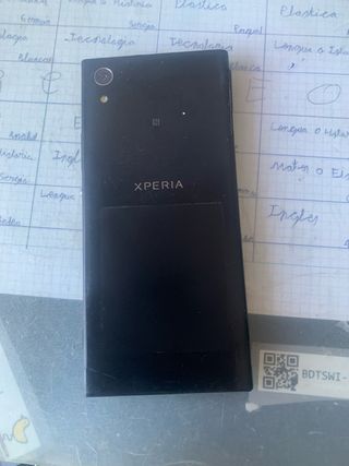 Lote di cellulari iPhone, Sony e iPod per parti