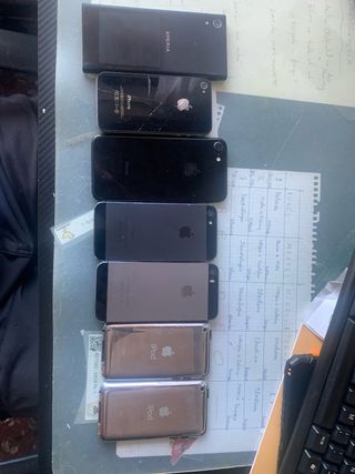 Lote di cellulari iPhone, Sony e iPod per parti
