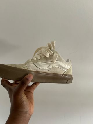 Tênis Vans bege e marrom