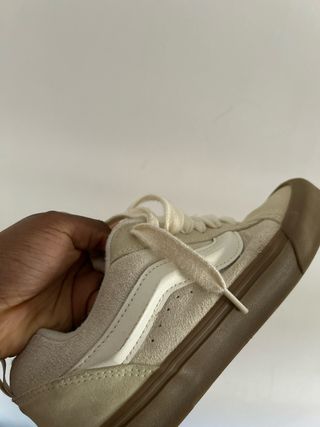 Tênis Vans bege e marrom