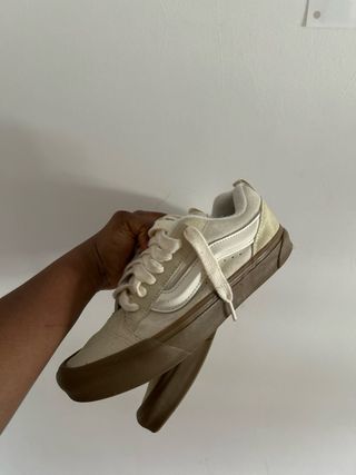 Tênis Vans bege e marrom