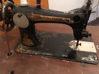 Máquina de coser Singer con mesa y caja