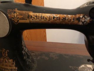 Máquina de coser Singer con mesa y caja