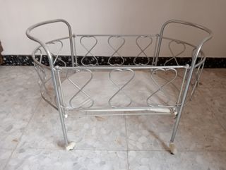Cuna de juguete metálica
