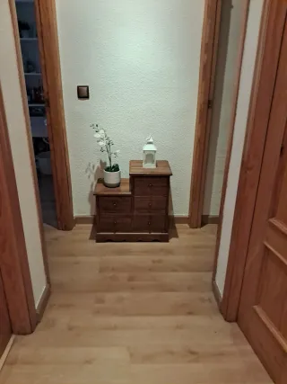 Cajonera de madera oscura