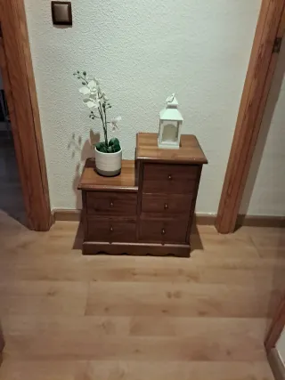 Cajonera de madera oscura