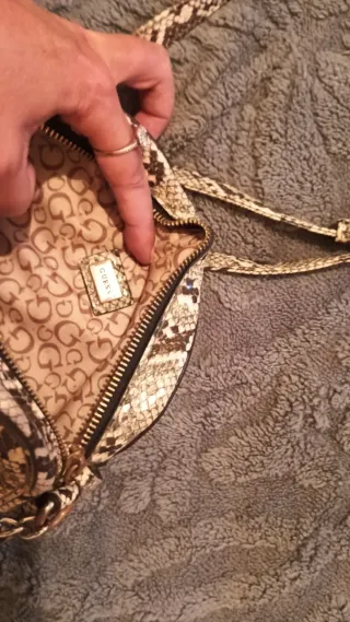 Bolso bandolera Guess piel serpiente
