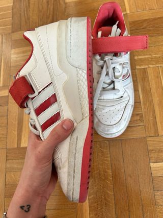 Zapatillas Adidas Blancas y Rojas