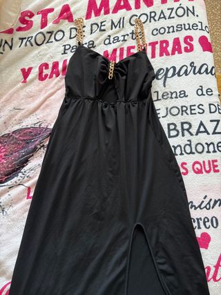 Vestido largo negro con cadenas doradas