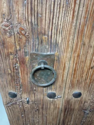 Puerta o portón madera antigua con clavos forja