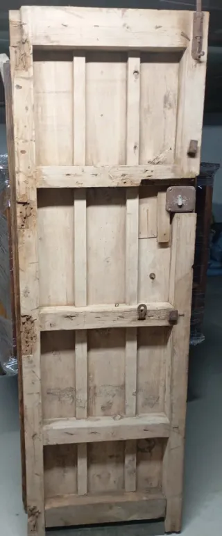 Puerta o portón madera antigua con clavos forja