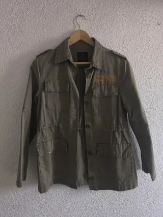 Cazadora verde militar con tachuelas