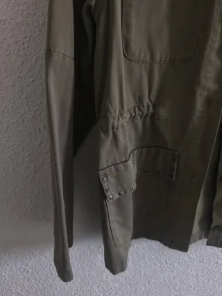 Cazadora verde militar con tachuelas