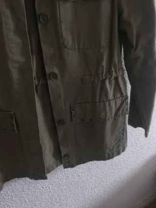 Cazadora verde militar con tachuelas