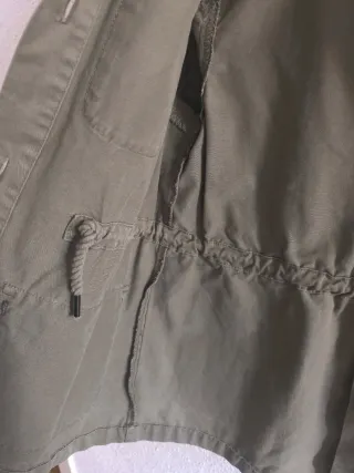 Cazadora verde militar con tachuelas
