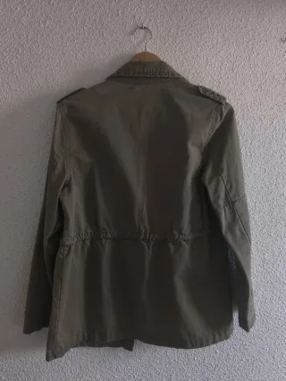 Cazadora verde militar con tachuelas