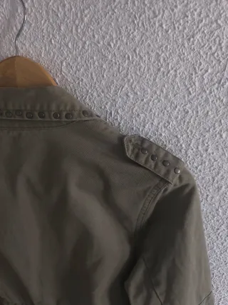 Cazadora verde militar con tachuelas