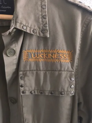 Cazadora verde militar con tachuelas