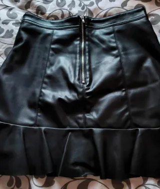 Falda polipiel negra con volante