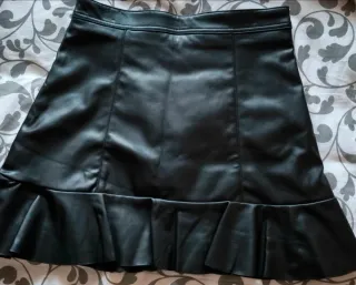 Falda polipiel negra con volante