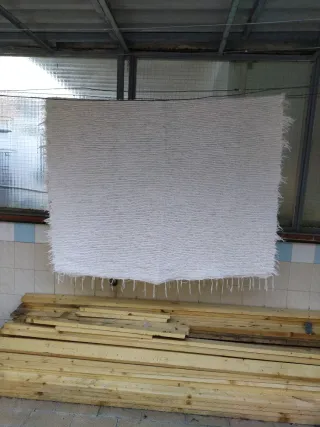 Alfombra de lana blanca. 1,35 x2,20 cm