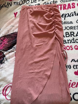 Falda larga rosa con abertura